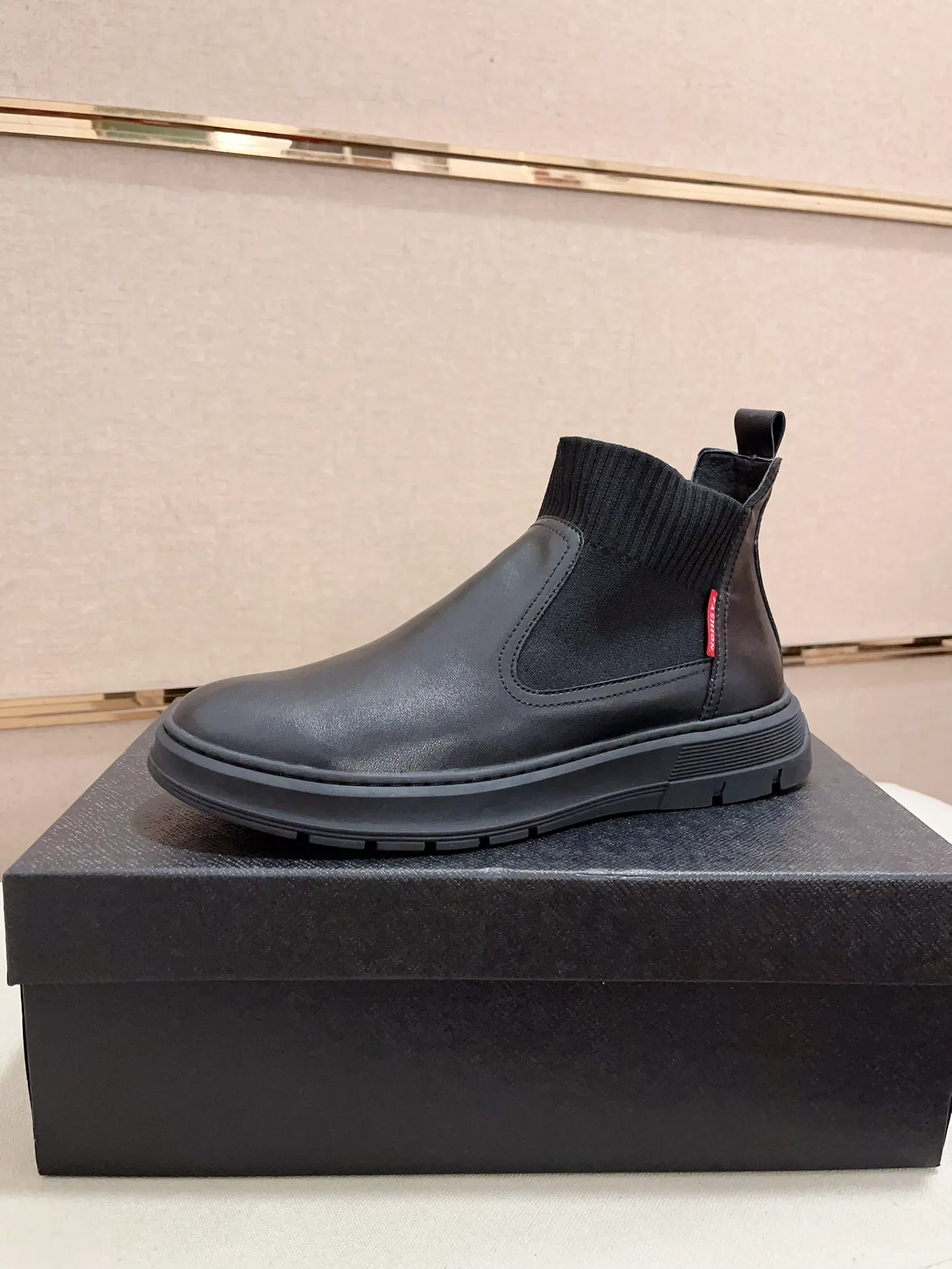 Factory price 480💰 (sheepskin lining * velvet lining optional! Can be made without label) High-quality new PRADA (Prada) counters are launched simultaneously, new men's shoes, 😘fabric is made of high-tech glue-spraying technology. Lining: sheepskin lining* velvet lining. 👍🏿 High-end ☄️ air-cushion molded anti-slip rubber outsole, exquisite lines, simple and elegant, comfortable and high-end for leisure travel. Code number: 38 to 44 (45 can be customized and cannot be returned or exchanged)